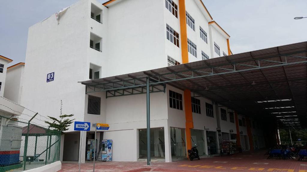 Bistari Homestay Parit Raja Uthm Exteriör bild